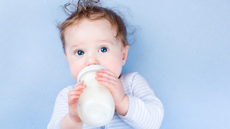 क्या नवजात शिशु को UHT Milk देना चाहिए